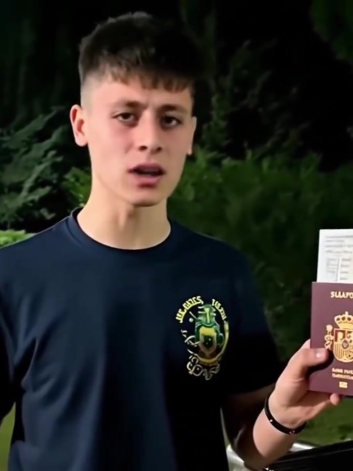 逆天國外網(wǎng)友惡搞居勒爾拿著亞馬爾的護(hù)照還丟進(jìn)了垃圾桶