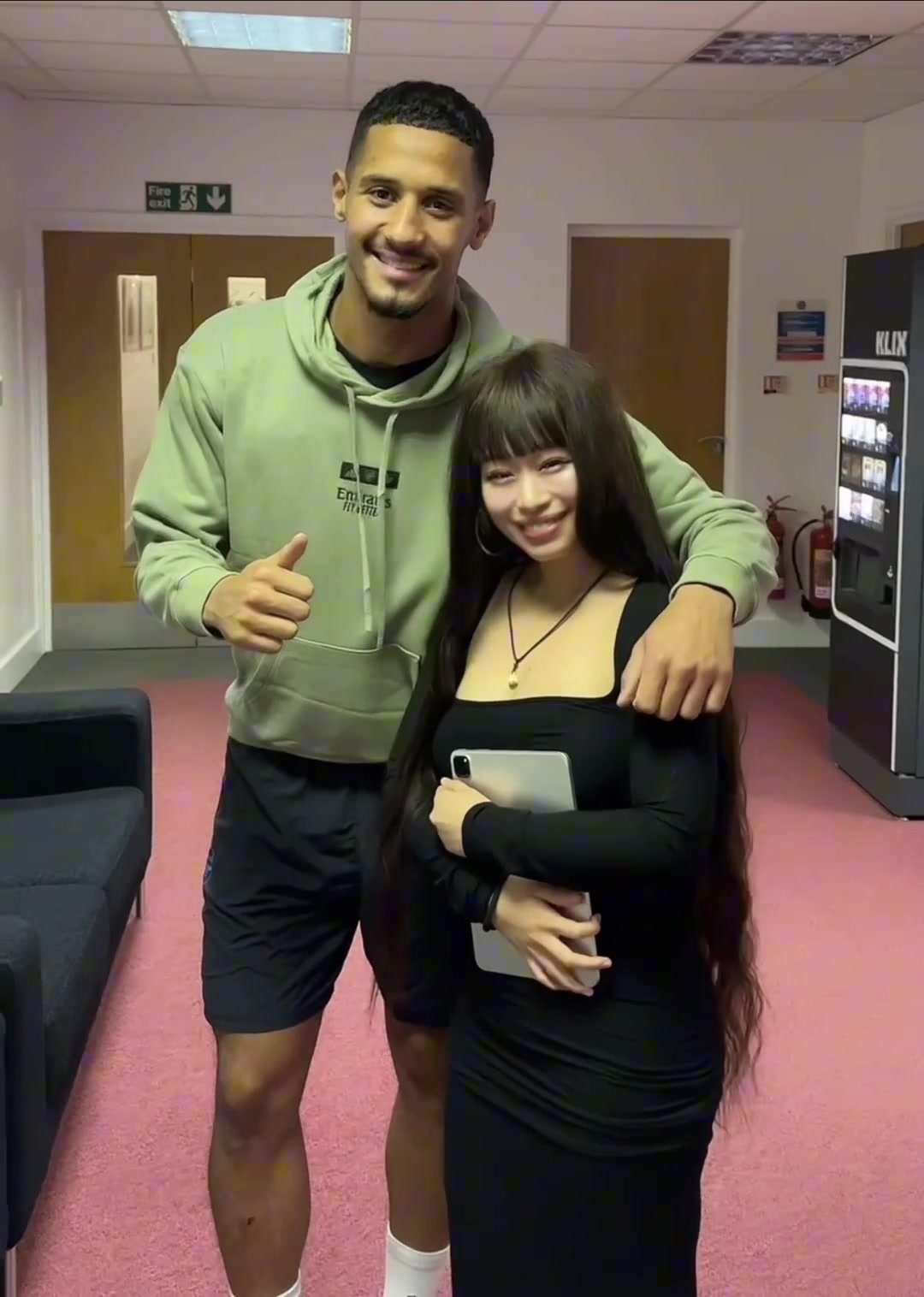 那年大老師和薩利巴合影長得很符合歐美男人對亞裔女性審美