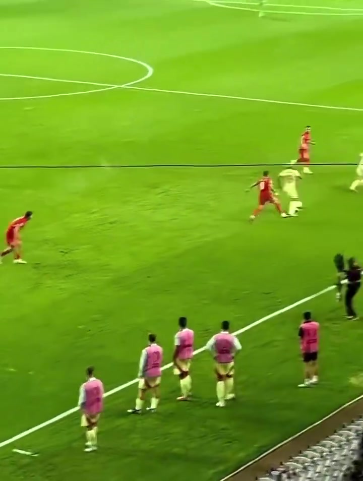 亞馬爾這腳外腳背傳球當(dāng)時就震驚我了