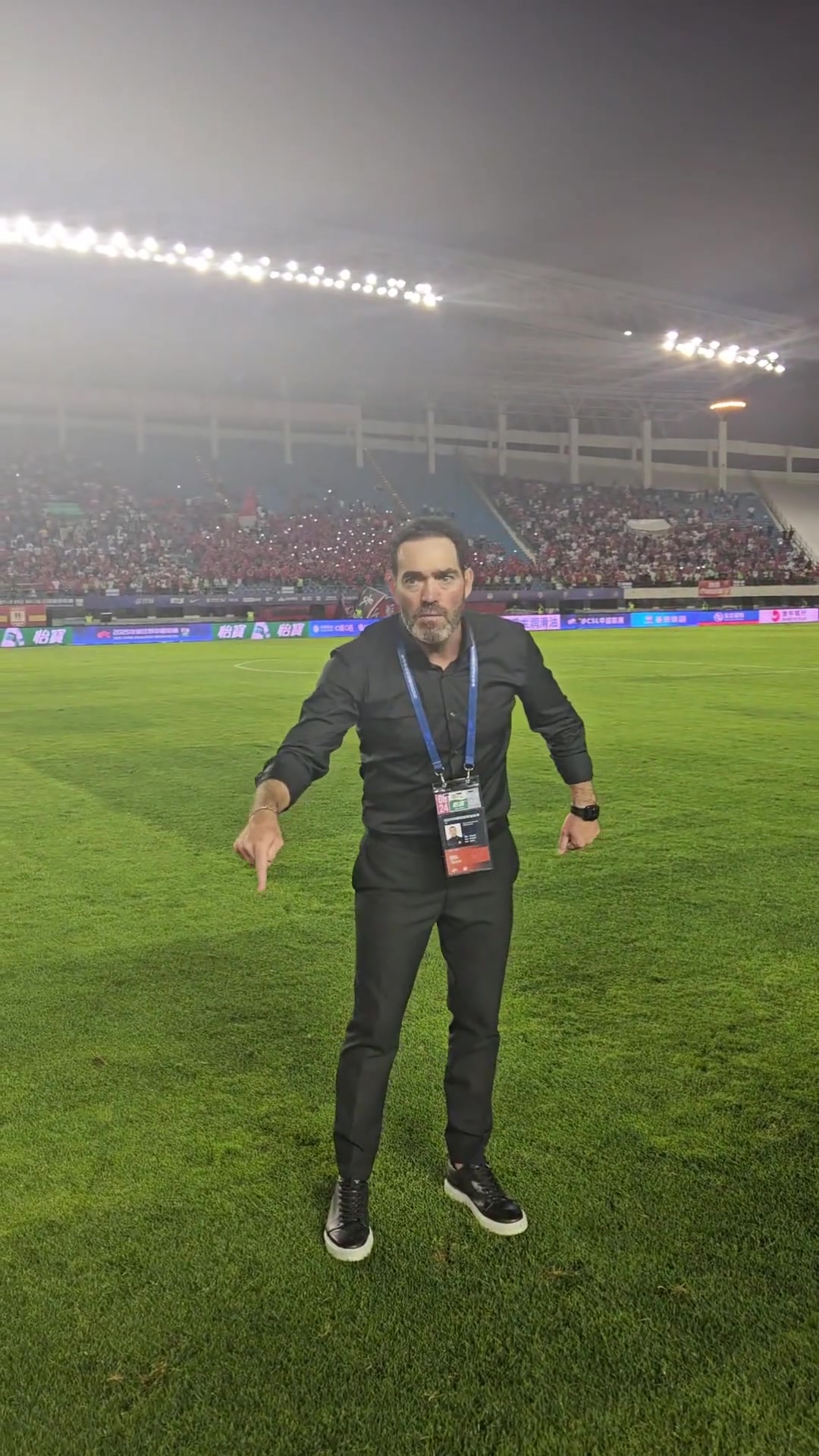 看到保級(jí)希望實(shí)拍前國(guó)安主帥蘇亞雷斯賽后激勵(lì)亞泰眾將