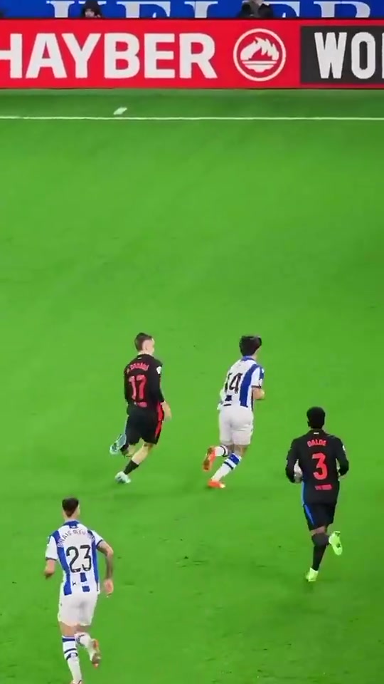 慢動(dòng)作看久保健英過人試圖擺脫巴薩球員難怪國足被溜爆了