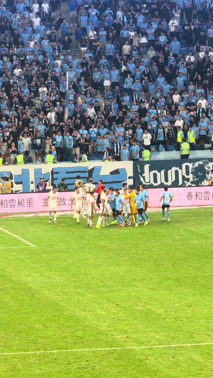 現(xiàn)場大連球迷實拍沖突過程費利佩確實有點囂張