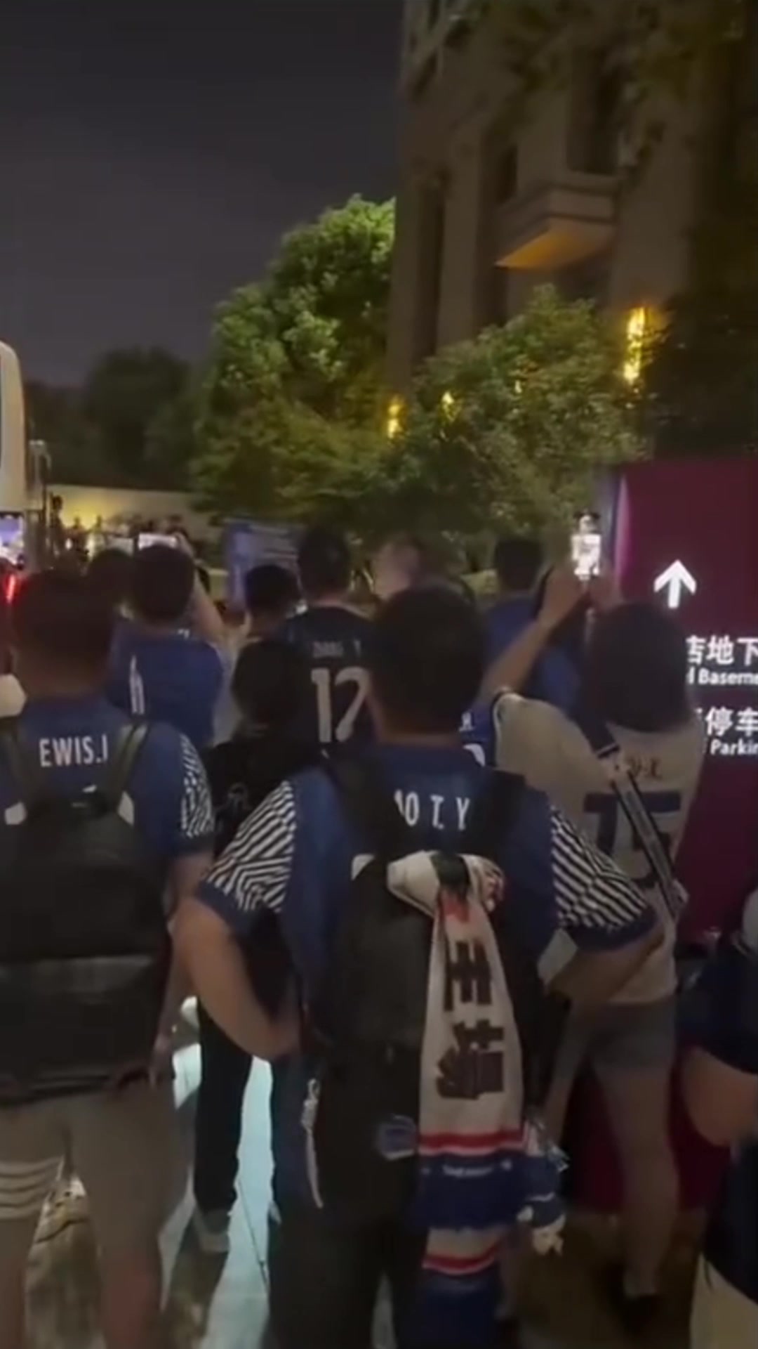 要不要臉解散輸給三鎮(zhèn)后申花球迷追到酒店門口罵球員