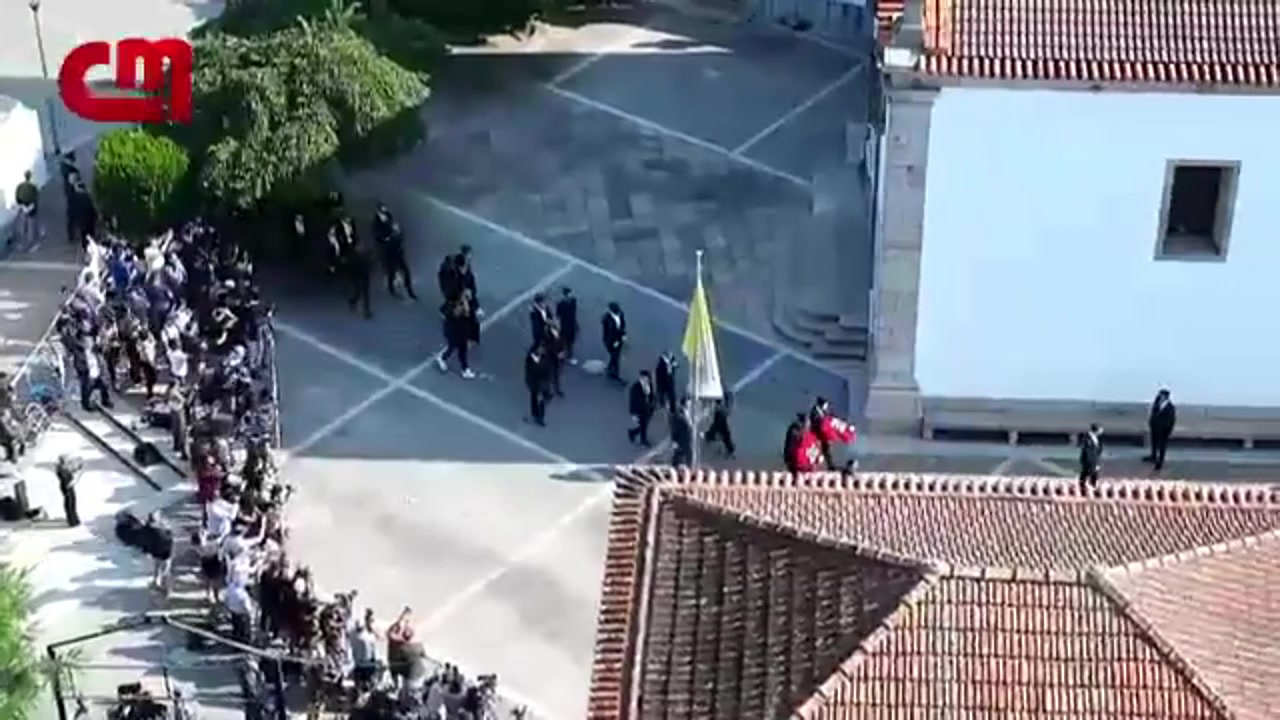 范迪克和羅伯遜手捧若塔球衣號碼花圈參加葬禮