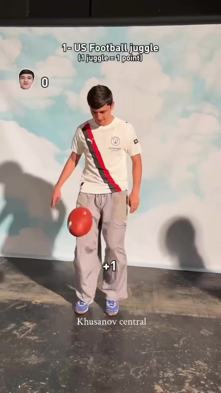 這就是天賦嗎輕松拿捏小胡挑戰(zhàn)籃球橄欖球棒球等