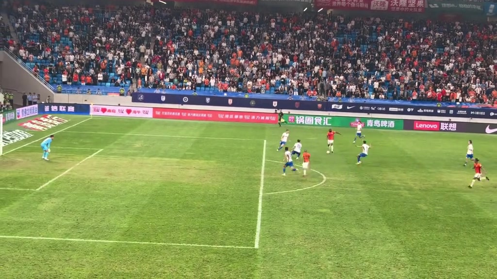 現(xiàn)場(chǎng)實(shí)拍泰山隊(duì)被絕平王大雷無奈舉手不滿防守