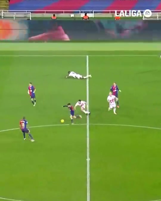 不愧是巴薩中場大核佩德里這次處理球震驚外網(wǎng)