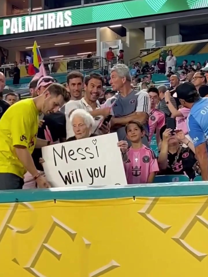 向梅西求婚賽前白發(fā)老奶奶舉牌梅西你愿意嫁給我嗎