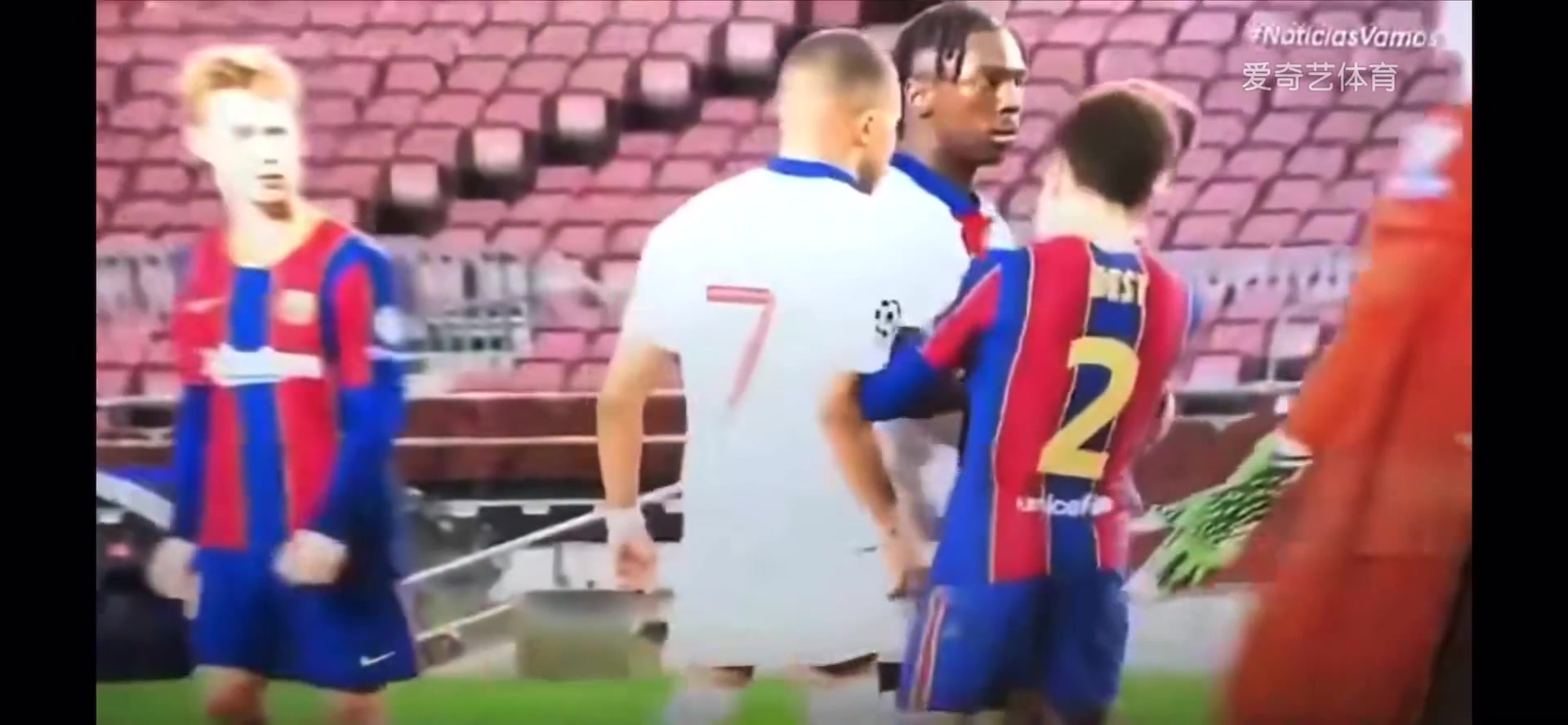 名場(chǎng)面歐冠賽場(chǎng)姆巴佩怒噴阿爾巴要是在街頭我就宰了你