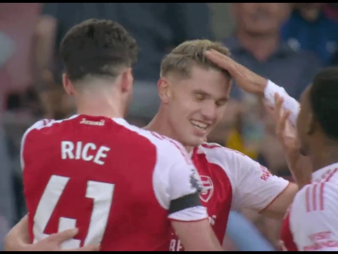 新援關(guān)系不錯約克雷斯進球之后蘇維門迪直接上手幫撩頭發(fā)