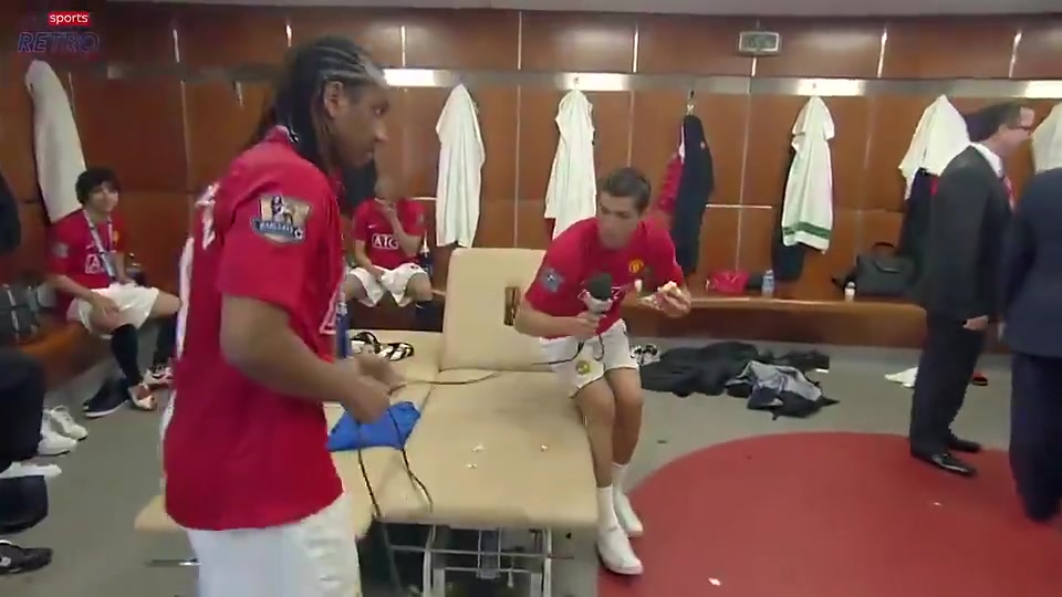 滿滿的回憶啊16年前的曼聯(lián)更衣室C羅吃著漢堡采訪安德森