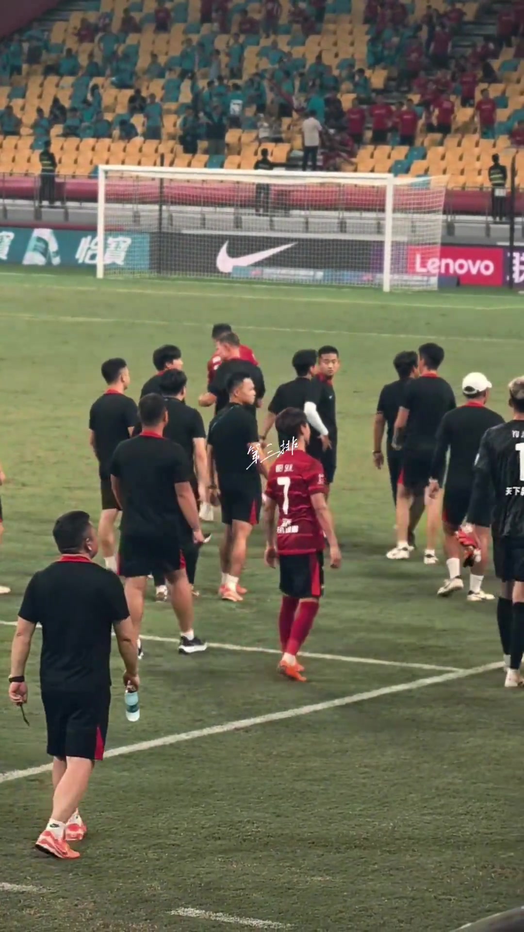 沒(méi)有大家腦補(bǔ)的那些故事比賽一結(jié)束,王大雷馬上來(lái)找韋世豪握手了