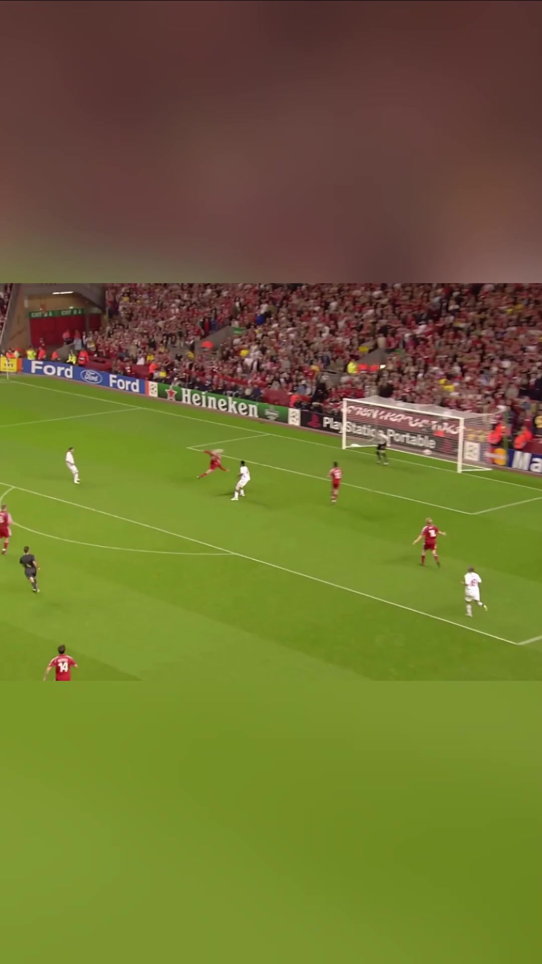 2米01的身高卻可上演倒鉤克勞奇倒鉤破門名場面