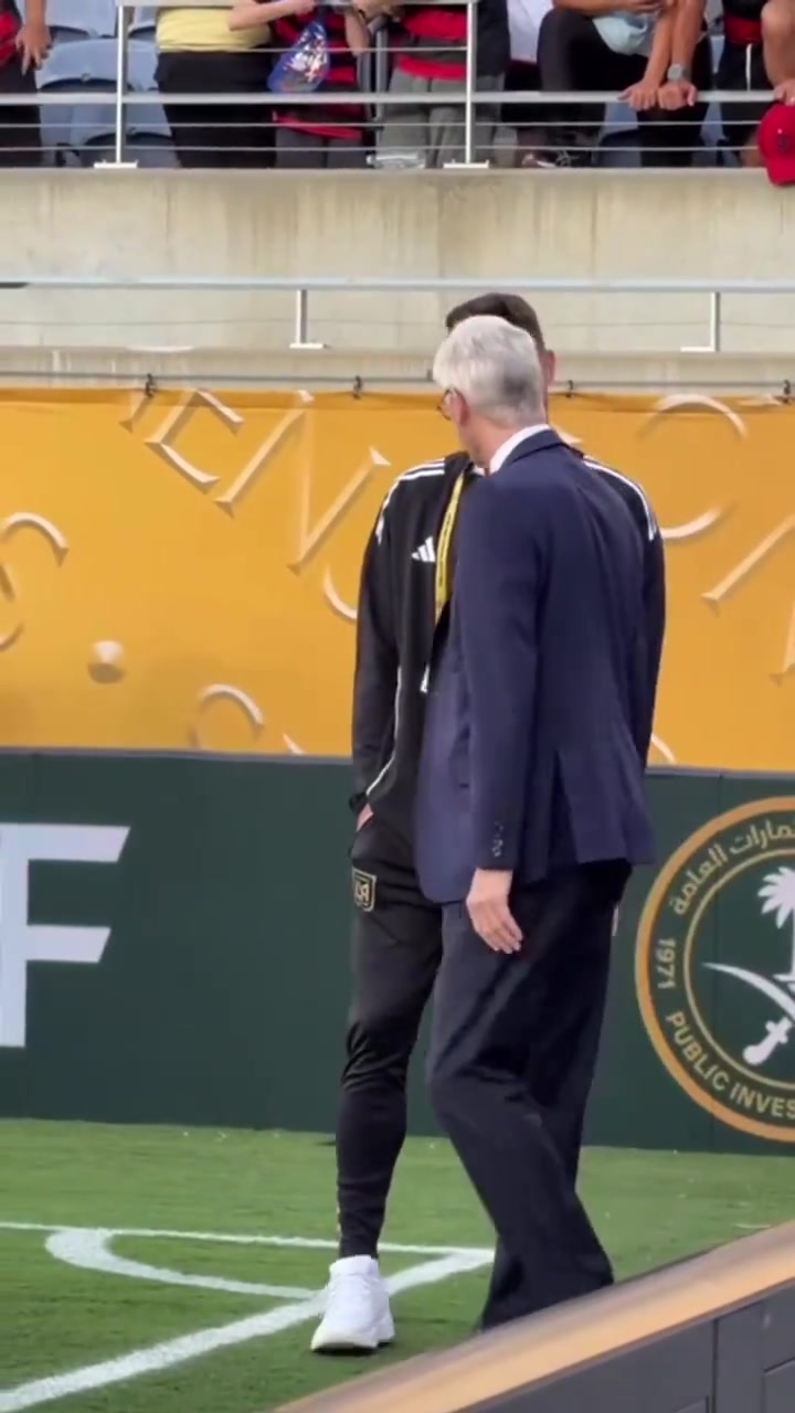 溫格在場邊遇到了老部下吉魯還記得阿森納時期的天王蓋地虎嘛