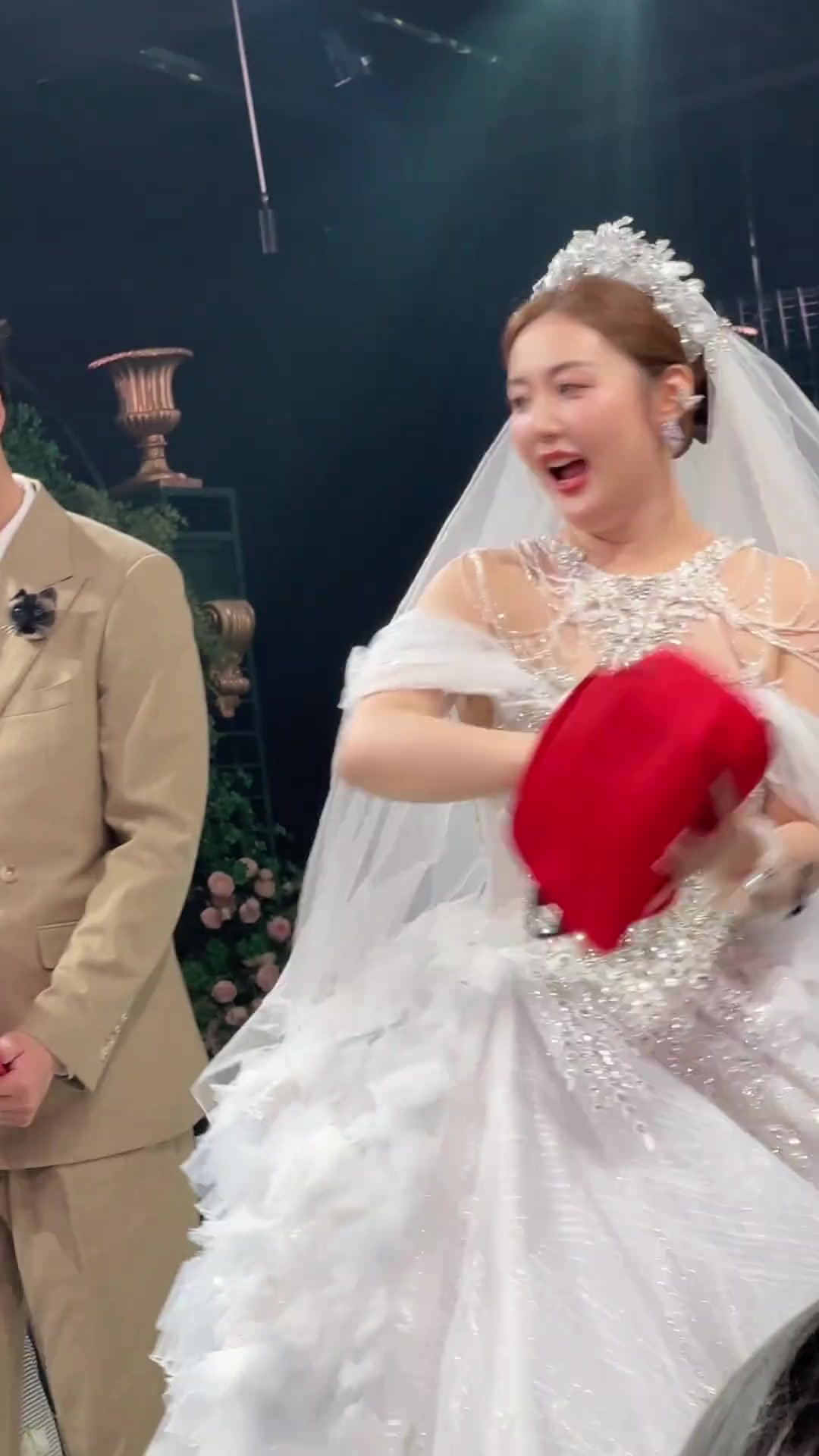 國(guó)內(nèi)著名曼聯(lián)女球迷酒壯實(shí)的婚禮現(xiàn)場(chǎng)放起了曼聯(lián)隊(duì)歌