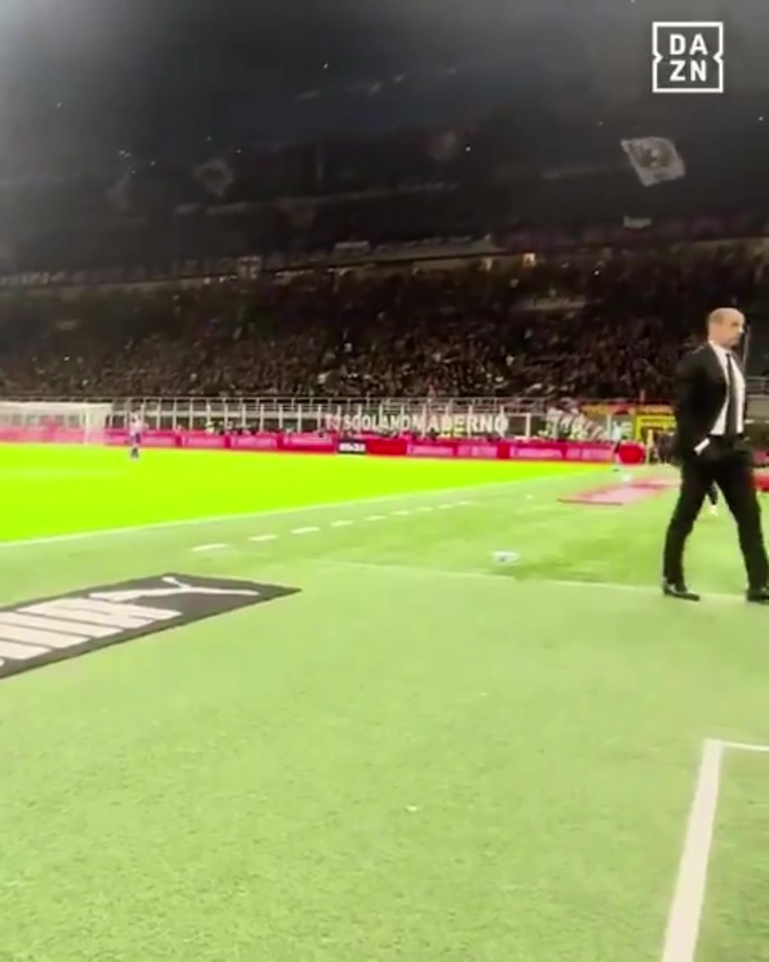 萊奧罰點(diǎn)時(shí)阿萊格里背向球場(chǎng)踱步球罰進(jìn)后也很淡定