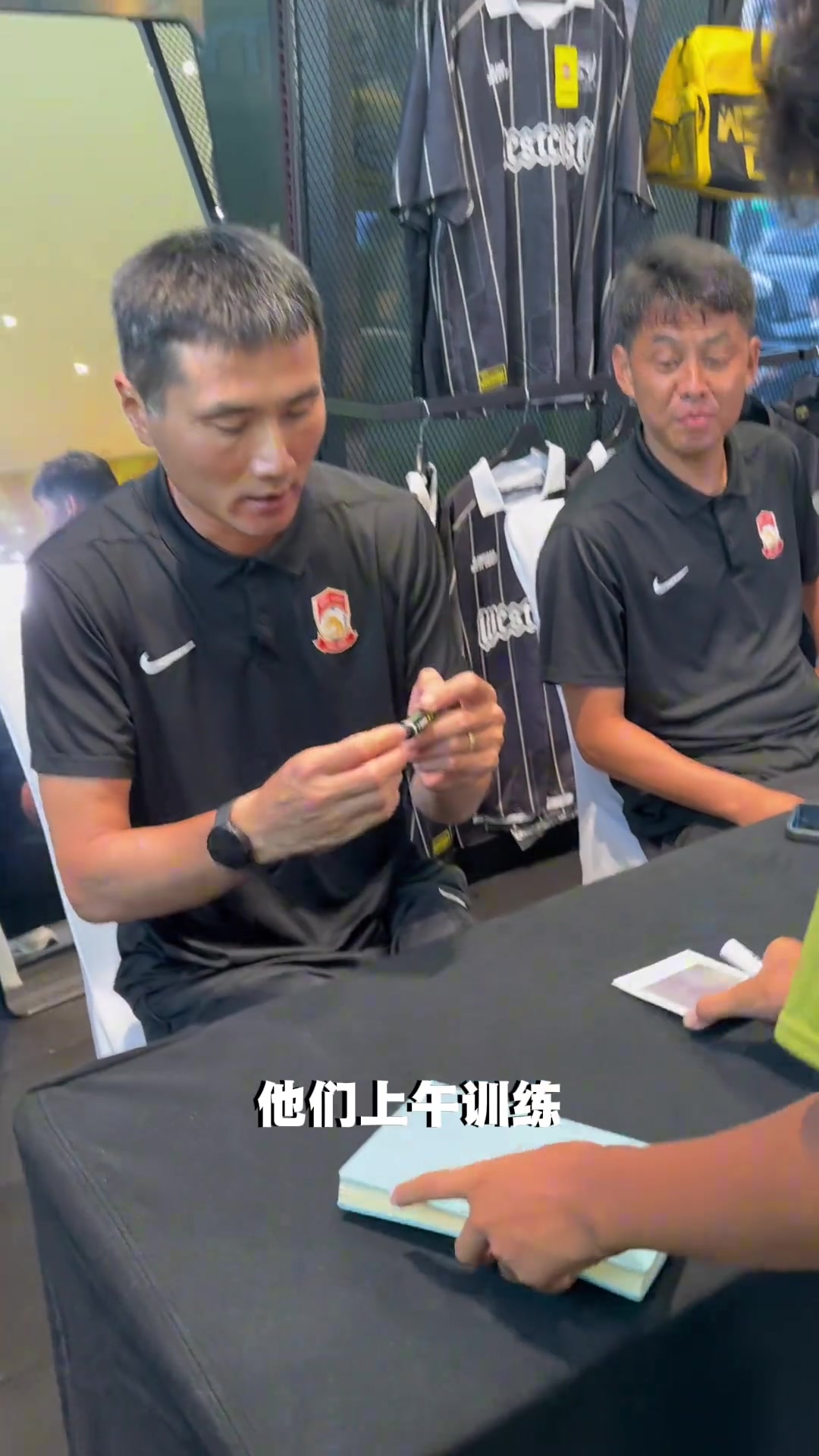 平易近人邵佳一在球迷活動(dòng)中寄語(yǔ)小球員十年后我能否找你簽名