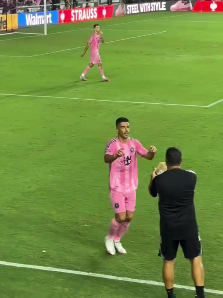 蘇亞雷斯破門后戴帽慶祝并向家人飛吻梅老板在看臺咬手指