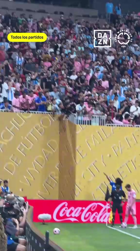 全場(chǎng)焦點(diǎn)梅西主罰角球球迷紛紛站起拍攝