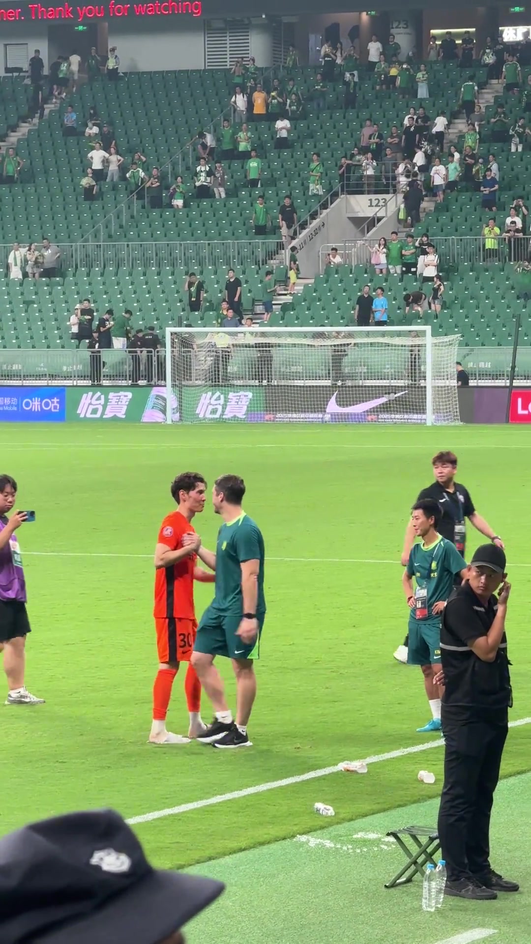 不忘舊主實(shí)拍侯永永和國安替補(bǔ)席握手寒暄