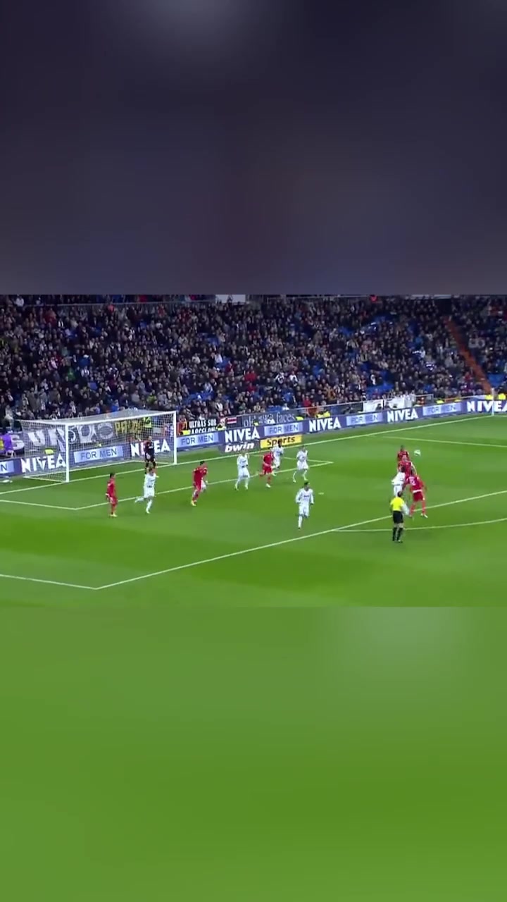 皇馬當(dāng)年標(biāo)志性的反擊快如閃電這次進(jìn)球只需兩腳傳遞