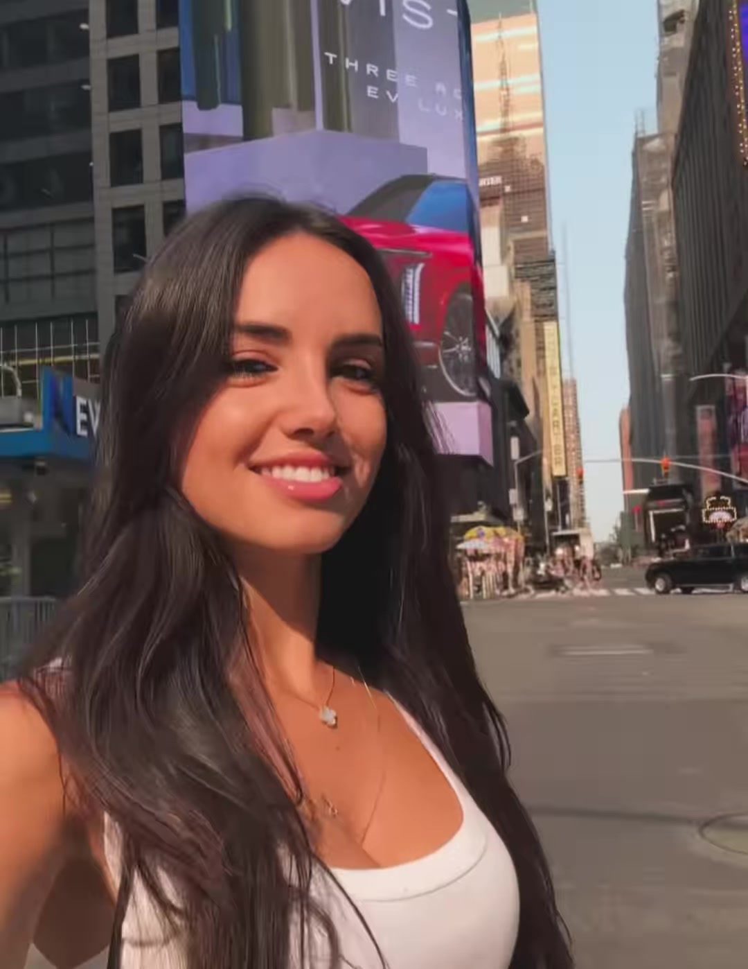 DAZN女主持清涼裝現(xiàn)身美國(guó)街頭怎么蹦蹦跶跶的