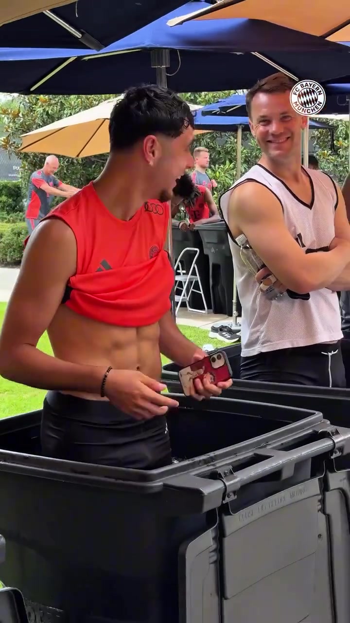 拜仁眾將泡冰桶挑戰(zhàn)諾伊爾云淡風(fēng)輕帕夫洛維奇凍到發(fā)抖