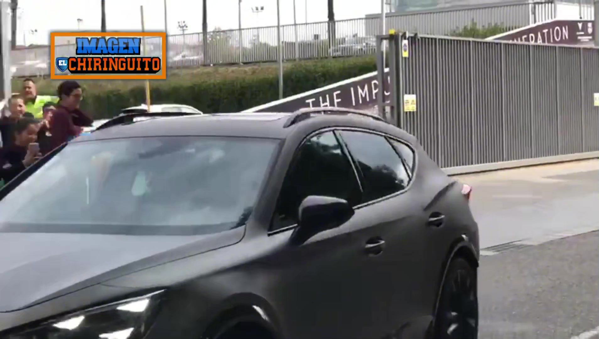 女友上下班接送妮可在巴薩訓(xùn)練結(jié)束后接回了亞馬爾