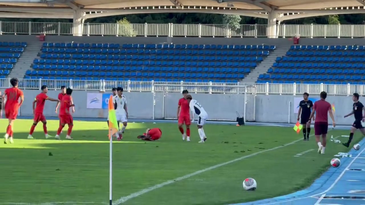 只給黃牌王鈺棟熱身賽遭對方飛踹