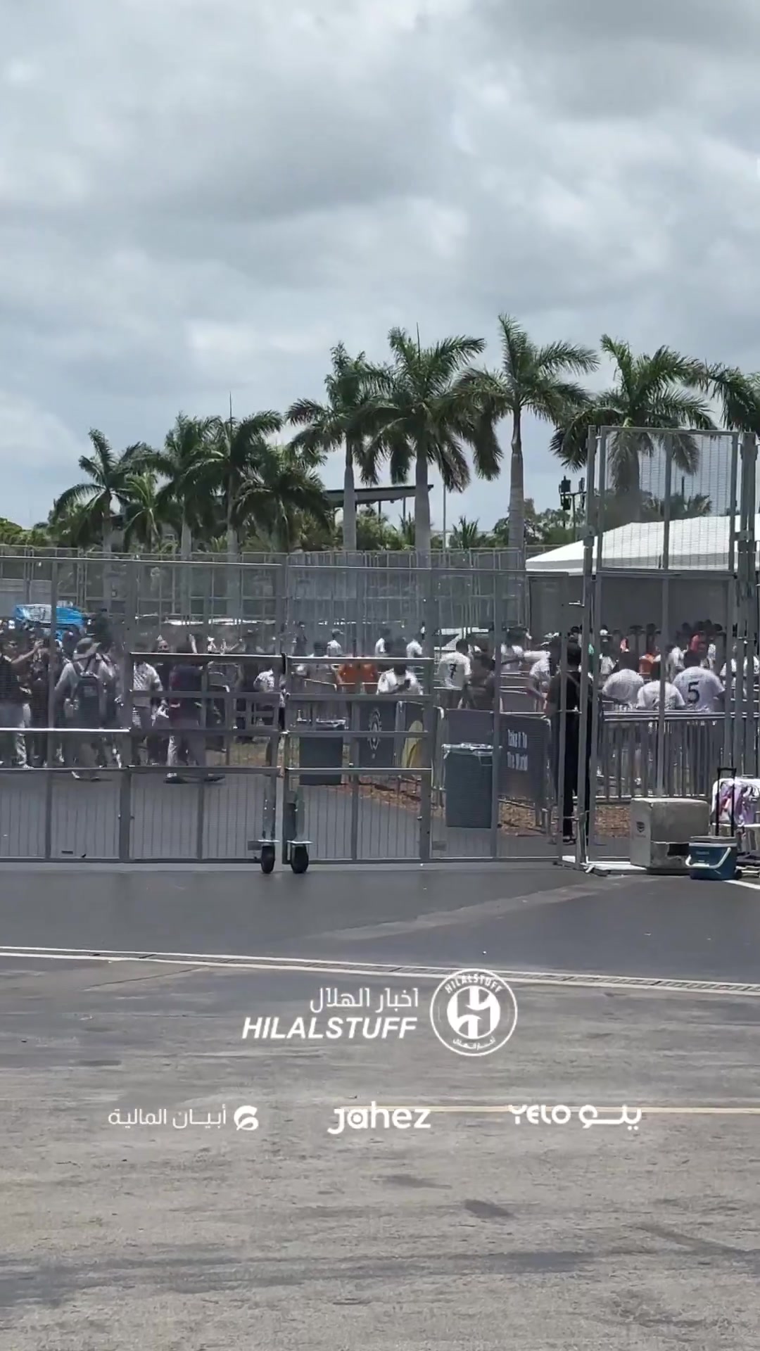 場外鬧起來了新月球迷在皇馬球迷面前高呼梅西的名字