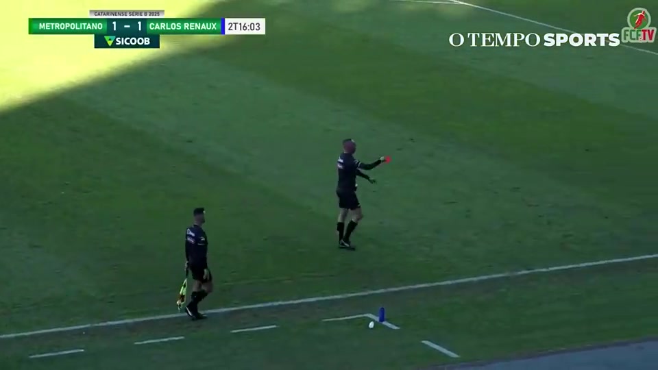 巴西聯(lián)賽球員現(xiàn)場(chǎng)用瓶子小便啊憋不住就不能去廁所嘛