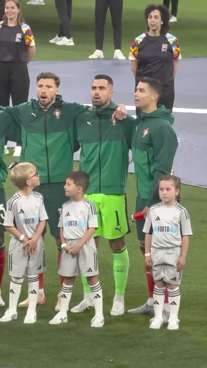 快看那個(gè)真的是C羅名場(chǎng)面可愛(ài)的球童們見(jiàn)到C羅目不轉(zhuǎn)睛