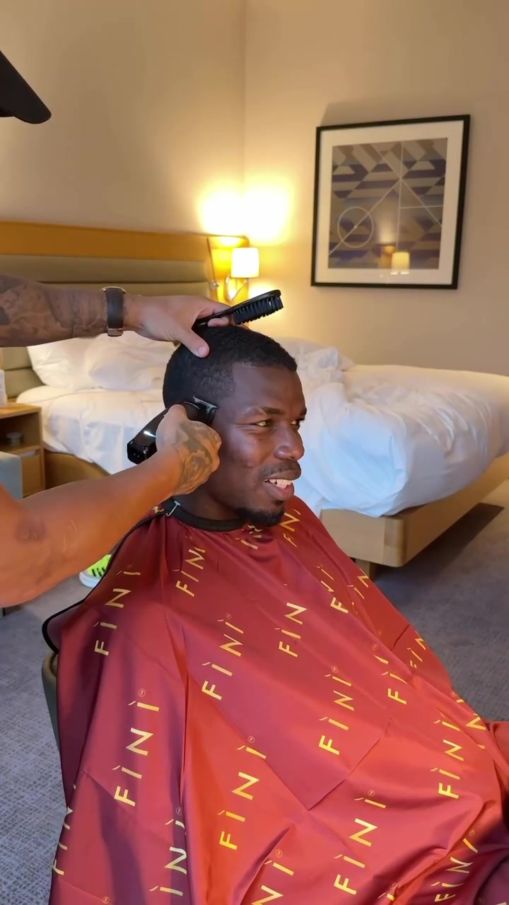 博格巴社媒發(fā)布視頻網(wǎng)友這是又開(kāi)始重操舊業(yè)搞發(fā)型了