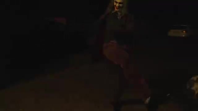 曼徹斯特變哥譚哈蘭德萬圣節(jié)化妝成小丑入侵街頭路人的反應(yīng)