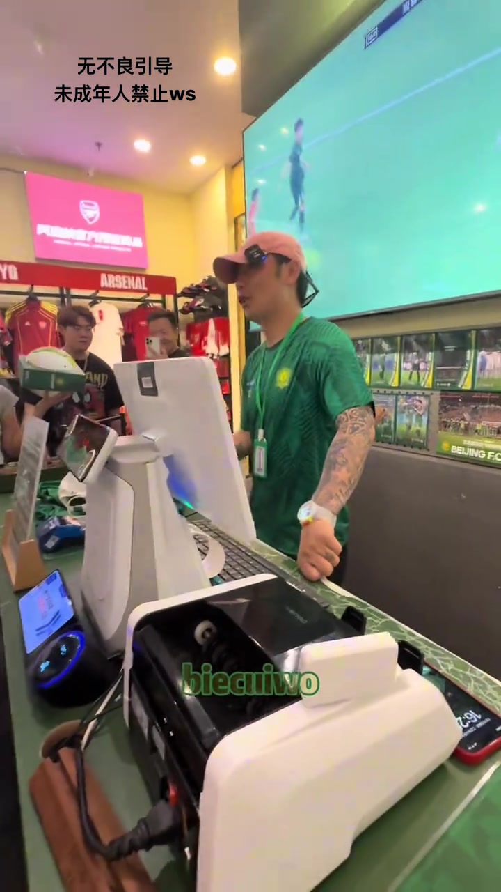 張稀哲轉(zhuǎn)行當(dāng)銷售了收款簽名拍照一條龍服務(wù)