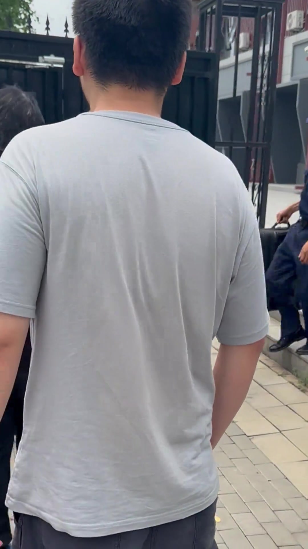 博主埃萊夫賽曬實(shí)拍國安將帥兵發(fā)鄭州王剛耐心給球迷簽名