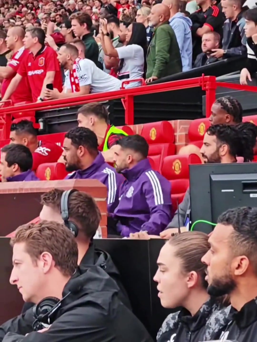 毫無波瀾搖頭不語補時裁判宣布曼聯(lián)獲得點球時阿莫林的反應(yīng)