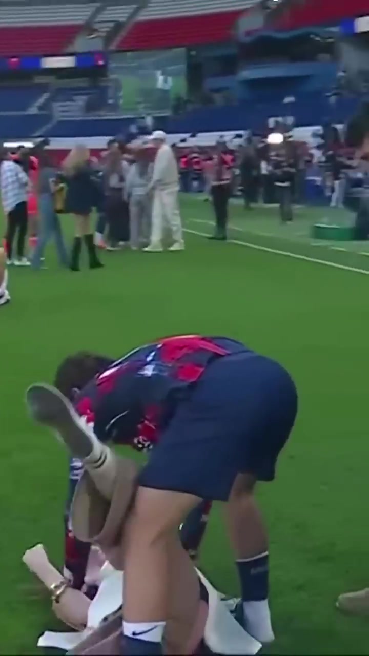 怎么舍得?內維斯竟將漂亮女友按倒在地