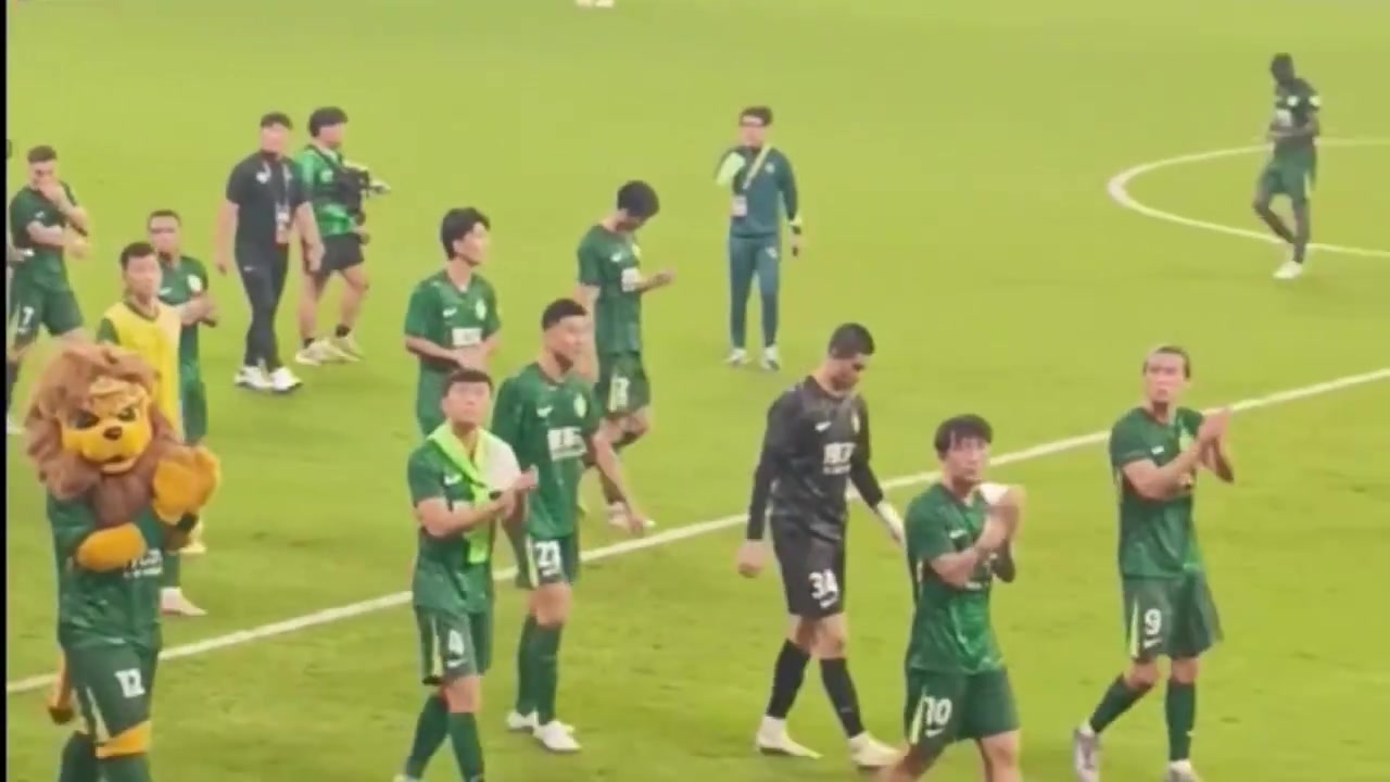 怒其不爭國安球迷賽后怒斥球員丟臉嗎看看人家看看你們