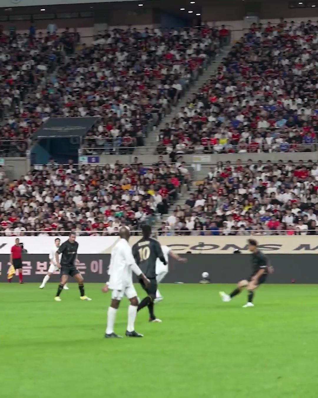 不敢想慈善賽魯尼破門后你能猜到誰在慶祝嗎