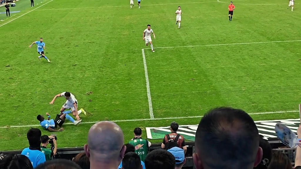 不服大連球迷曬視頻我們一個(gè)好的進(jìn)攻機(jī)會(huì)被裁判無(wú)情誤判