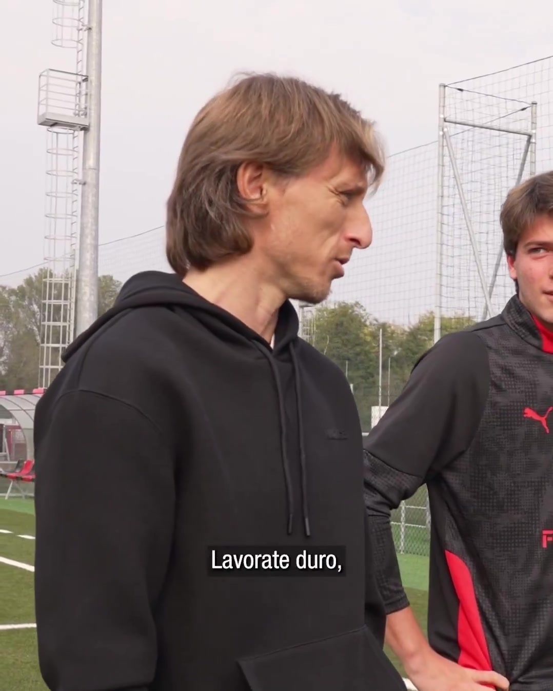 莫德里奇在訓練場激勵紅黑軍團的年輕一代