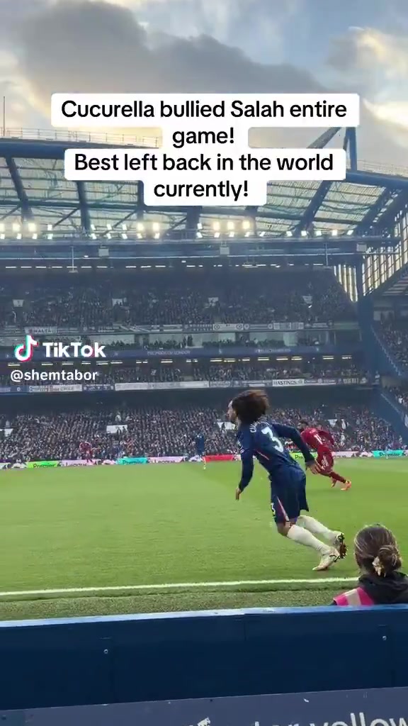 整場(chǎng)比賽庫(kù)庫(kù)雷利亞像獵豹一樣盯著薩拉赫