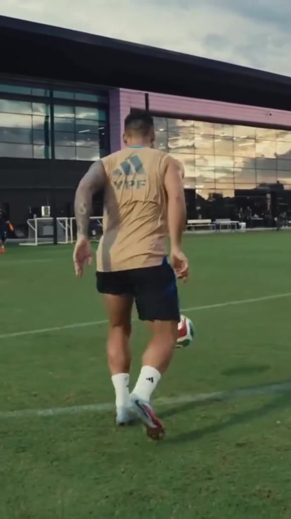 勞塔羅訓練場秀射術網友調侃看來今天上場的又是馬丁內斯