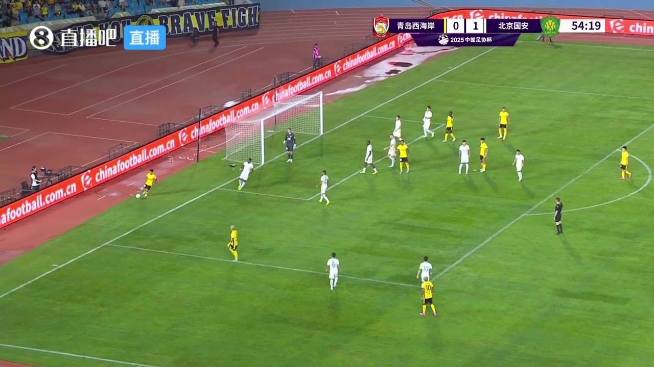 西海岸傳中碰到國安球員后彈出底線裁判判罰西海岸越位