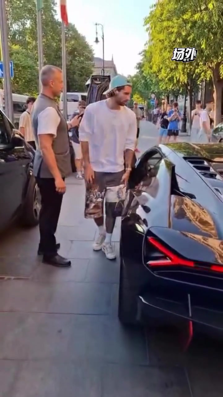 索博斯洛伊駕超跑出街不得不說這車和人一樣帥