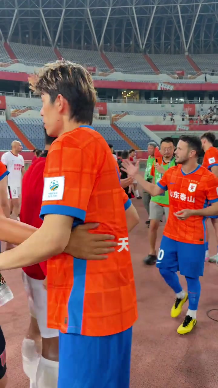 雖然場上有一些小插曲但賽后澤卡還是與蓉城球員進行了友好交流