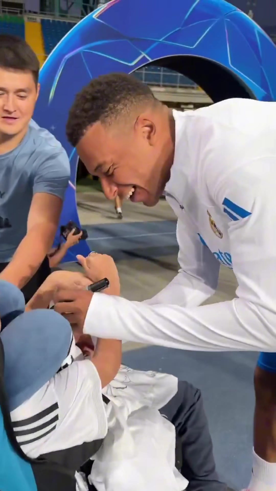 姆巴佩將球衣贈送哈薩克斯坦的一位特別球迷皇馬全員送上簽名