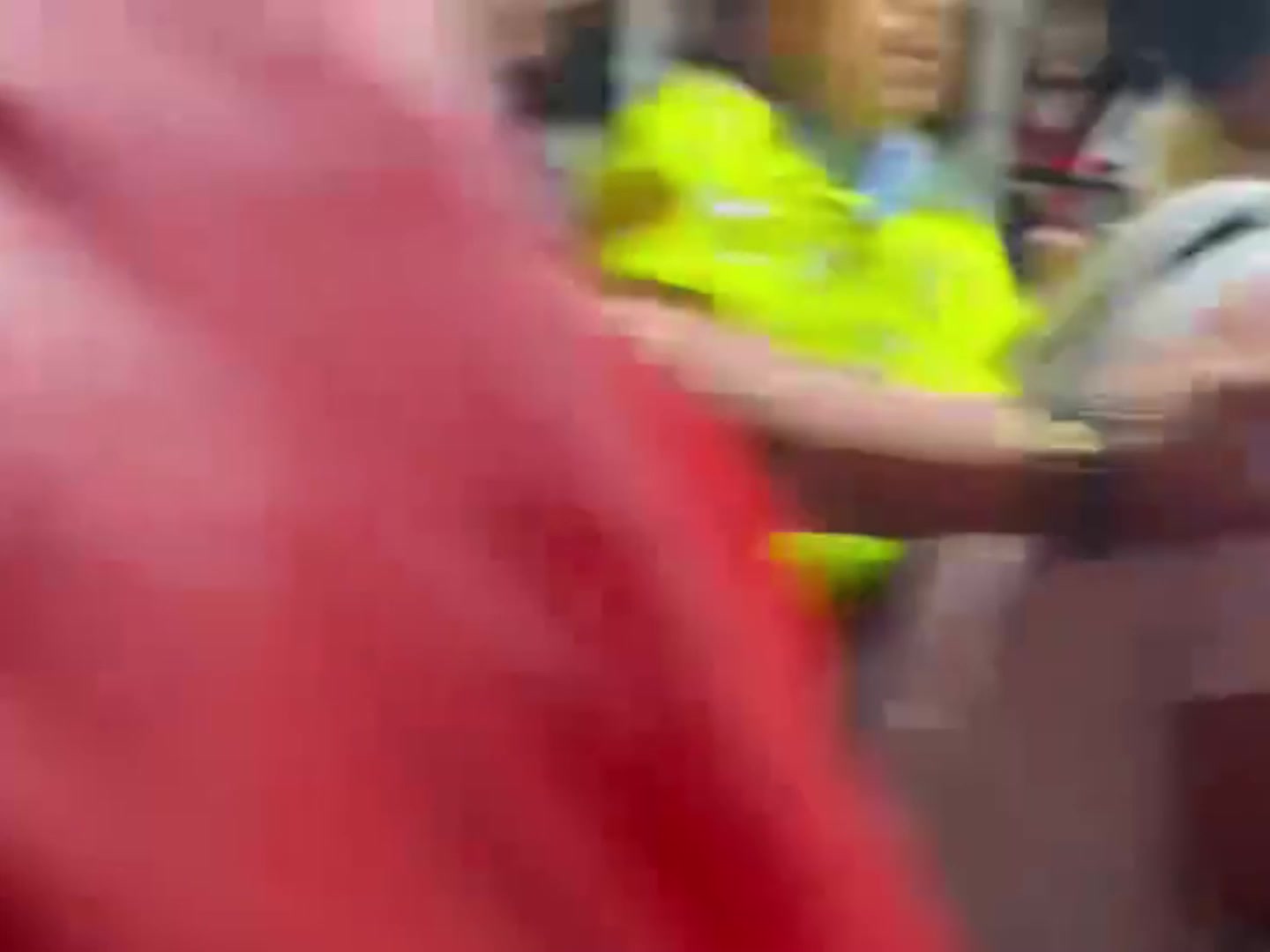 上海德比散場后落單的申花球迷遭到海港球迷圍攻