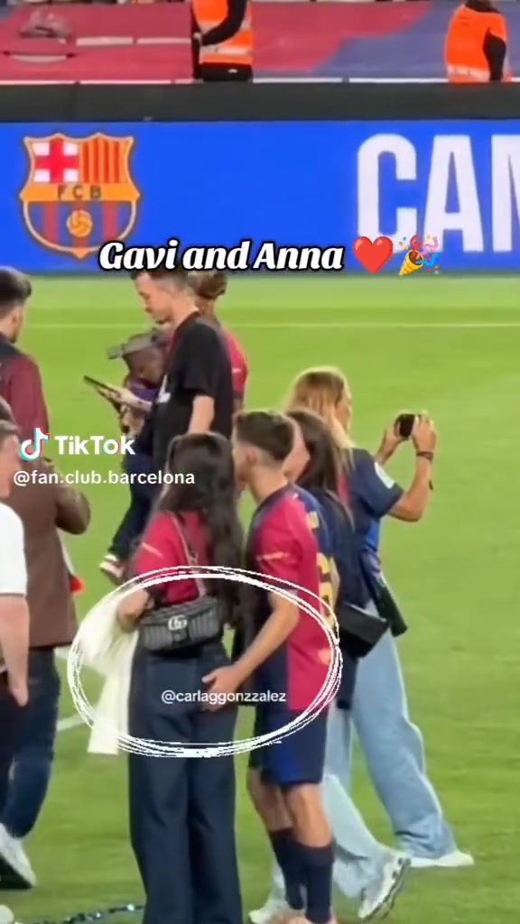 球迷惡搞加維偷摸女友臀部主裁去看VAR